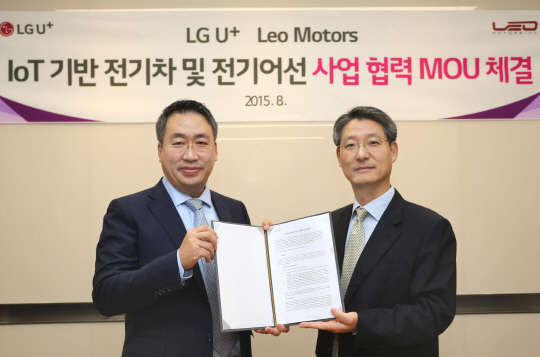 LG유플러스는 미국 전기자동차 개발 전문 기업 레오모터스와 전기 차, 전기 어선에 적용할 IoT 통합 관리 솔루션 등을 포함한 신규 사업 추진 업무협약(MOU)을 맺었다고 19일 밝혔다. 권준혁 LG유플러스 인더스트리얼 IoT사업담당 상무(오른쪽)와 강시철 레오모터스 회장이 업무 협약식 후 기념 촬영을 하고 있다. <LG유플러스 제공>